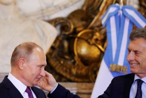 Аргентинський президент Маврикіо Макрі зустрічає російського лідера Володимира Путіна в президентському палаці Каса Росада в Буенос-Айресі на саміті ”Великої двадцятки”. 1 грудня