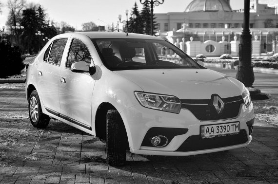 Седан ”Рено Лоґан” почали оснащувати бензиновим літровим двигуном на 73 кінські сили. Він із заводу пристосований до роботи із газобалонним обладнанням