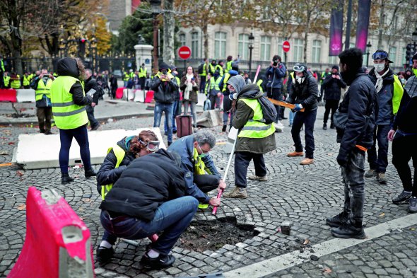 Учасники протестів проти подорожчання пального розбирають бруківку в центрі Парижа