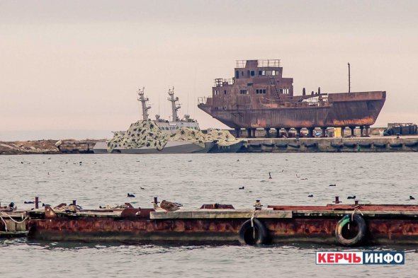 На сегодняшний день захваченные бронекатера "Бердянск" и "Никополь" были перешвартованы на другой причал в оккупированном Керченском порту