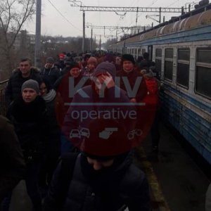 "Укрзалізниця" зовсім знахабніла: у передмістя Києва виділили 4 вагони, в яку ледь помістились пасажири