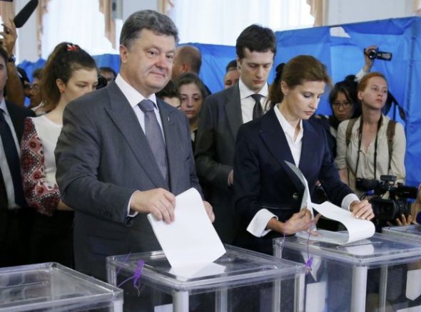 Петро Порошенко разом з дружиною Мариною голосує на виборах 2014 року