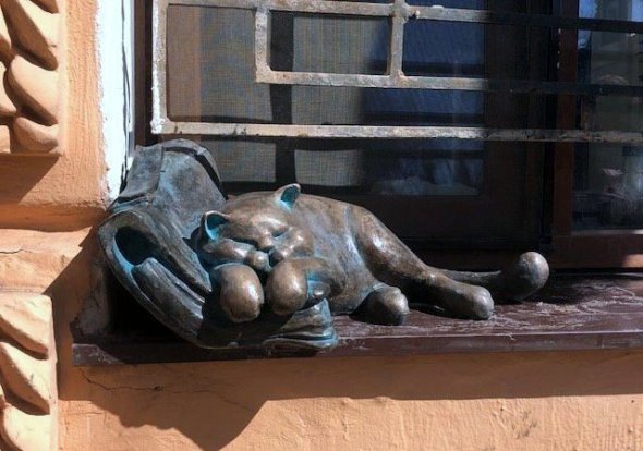 в Одессе появилась скульптура Мориса - любимого кота Михаила Жванецкого 