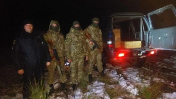 В Чернівецькій області виявили біля кордону два автомобілі з контрабандою та групу осіб