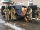 В Чернівецькій області виявили біля кордону два автомобілі з контрабандою та групу осіб