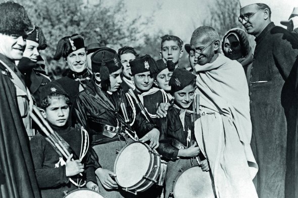 Лідер Індійського національного конгресу 62-річний Магатма Ґанді зустрівся з представниками організації молодих фашистів у Римі 16 грудня 1931 року. Він відвідав Італію на запрошення диктатора Беніто Муссоліні, 48 років. Індуси вели боротьбу за вихід із-під впливу Великої Британії. Від фашистів Ґанді хотів перейняти досвід політичної боротьби. Індія стала незалежною за 16 років