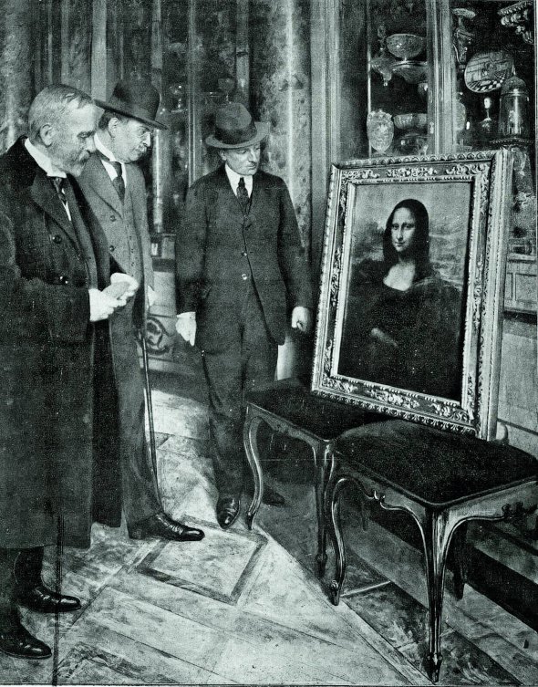 Картину Леонардо да Вінчі ”Мона Ліза” виставили в галереї Флоренції після знахідки 12 грудня 1913 року. Її ­викрали з Лувру в Парижі 1911-го