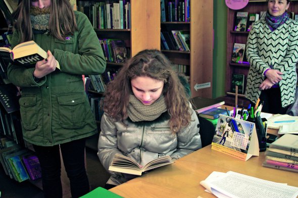 До районної бібліотеки міста Старий Самбір на Львівщині прийшли школярі, цікавляться фантастикою