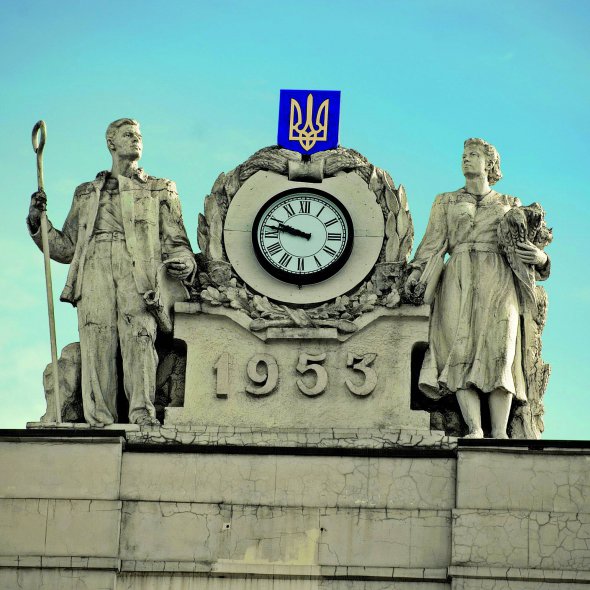 Барельєф на будівлі вокзалу ”Запоріжжя-1” в обласному центрі зображує робітника і колгоспницю. У рамках декомунізації його реконструювали – замість серпа, молота і червоної зірки пару прикрашають годинник і герб