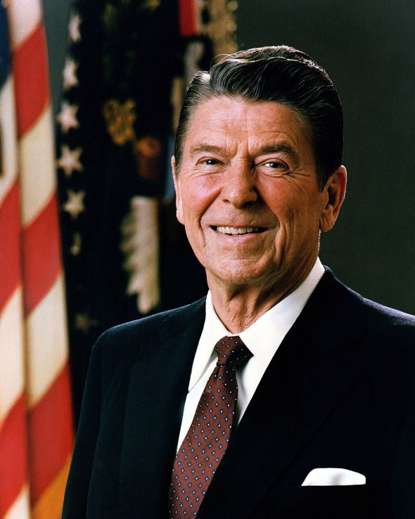 Головною причиною популярності американського президента Рональда Рейгана стала його економічна політика. Суть зводилася до зниження податків як найефективнішого засобу відродження ділової активності та економічного підйому. Фото: wikipedia.org
