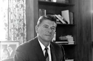 8 листопада 1966 року 55-річний Рональд Рейган виграє вибори на посаду губернатора Каліфорнії із перевагою в мільйон голосів