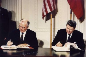  Генеральний секретар ЦК КПРС Михайло Горбачов і президент США Рональд Рейган підписують Договір про ліквідацію ракет середньої і меншої дальності в Білому домі, 1987 рік. Фото: Peter Heimsath/Vida Press