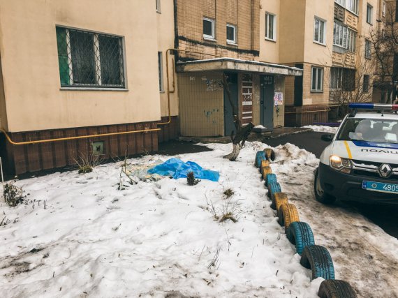 В Киеве мужчина выбросился из окна своей квартиры на 7 этаже. Погибшему было 83 года