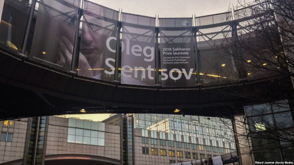 Перед Европарламентом появился баннер в поддержку Олега Сенцова