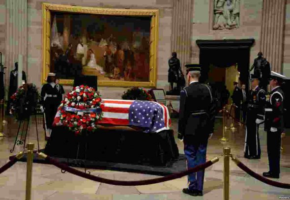 Гроб с телом умершего президента стоит в ротонде Капитолия