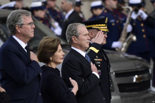 Сыновья покойного: экс-президент США Джордж Буш-младший и Джеб Буш, экс-губернатор Флориды