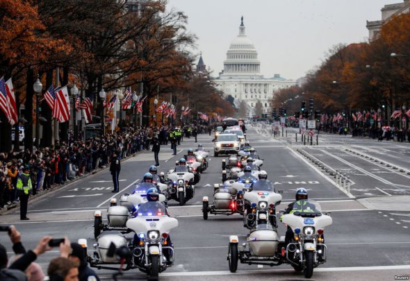 Похоронний кортеж рухається вулицями Вашингтона