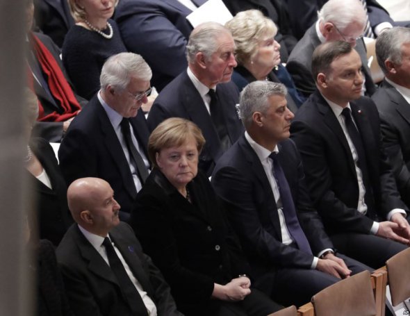 Серед іноземних учасників на церемонії були присутні принц Уельський Чарльз і канцлер Німеччини Ангела Меркель
