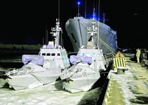 Малі артилерійські броньовані катери ”Кременчуг” і ”Лубни” та корабель управління ”Донбас” стоять у Маріупольському морському порту, 2 грудня. Нині це основна ударна сила на воді Азовської військово-морської бази