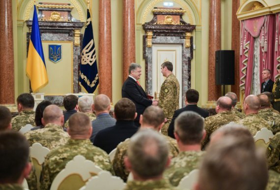 200 военных получили награды по случаю профессионального праздника