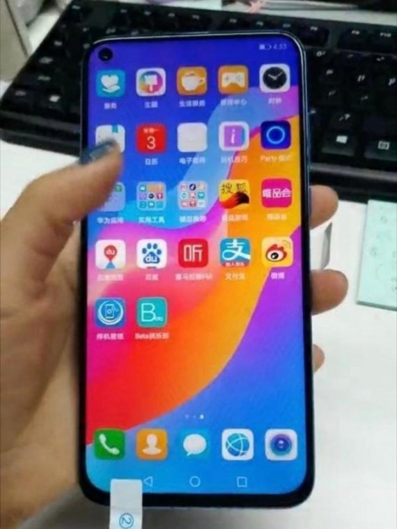 Показали живі зображення смартфону Huawei Nova 4