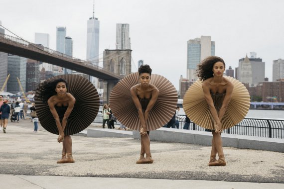 Балерины устроили откровенную фотосессию в бумажных костюмах на улицах Нью-Йорка, Парижа, Рима и Монреаля