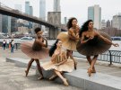 Балерини влаштували відверту фотосесію в паперових костюмах на вулицях Нью-Йорку, Парижу, Риму та Монреаля