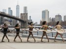 Балерини влаштували відверту фотосесію в паперових костюмах на вулицях Нью-Йорку, Парижу, Риму та Монреаля