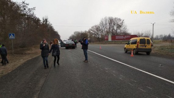Вблизи поселка Рокини Луцкого района на Волыни автомобиль Mercedes ехал на большой скорости и сбил женщину