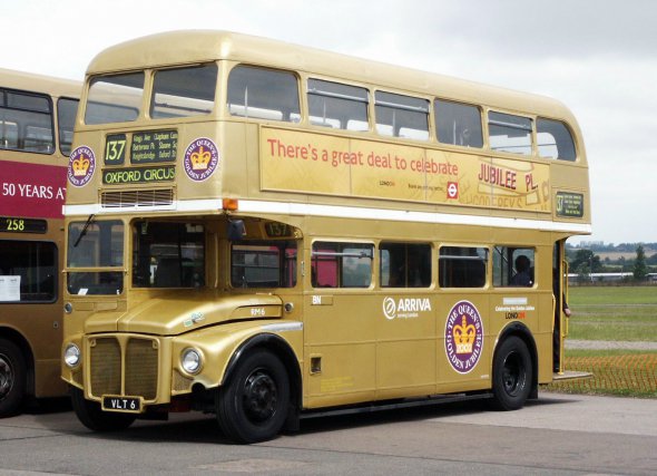 Routemaster фарбували у червоний, срібний і золотий кольори.
