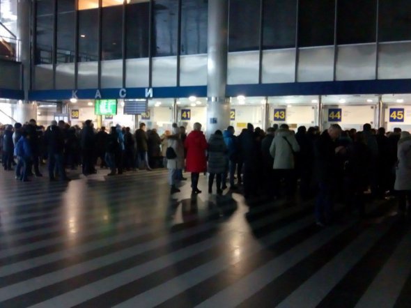 До залізничних кас утворилися черги. Люди активно скуповують квитки на потяги на новорічні свята. 