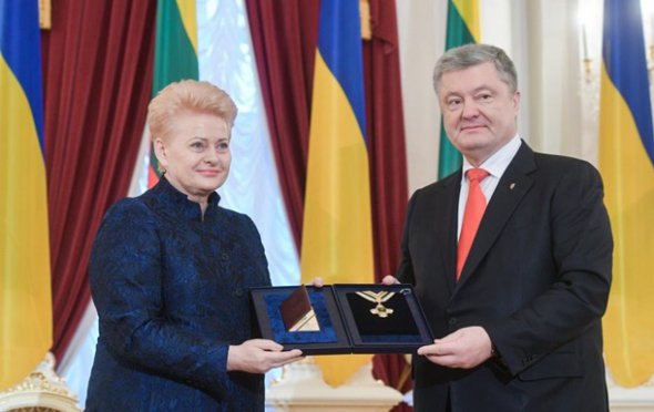 Петр Порошенко наградил президента Литвы Орденом Свободы