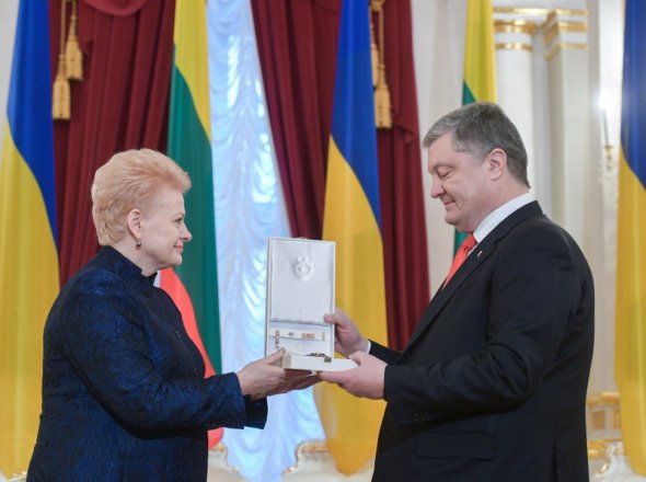 Глава Литовской Республики Дали Грибаускайте наградила президента Украины Орденом Витаутаса Великого