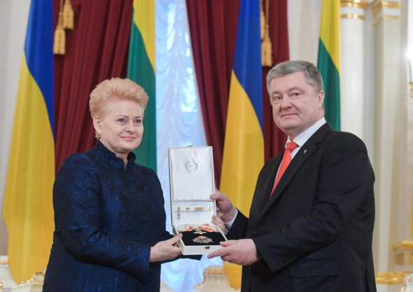 Глава Литовской Республики Дали Грибаускайте наградила президента Украины Орденом Витаутаса Великого