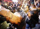Активисты сбросили "вождя" с пьедестала, один из кусочков принесли на сцену Майдана