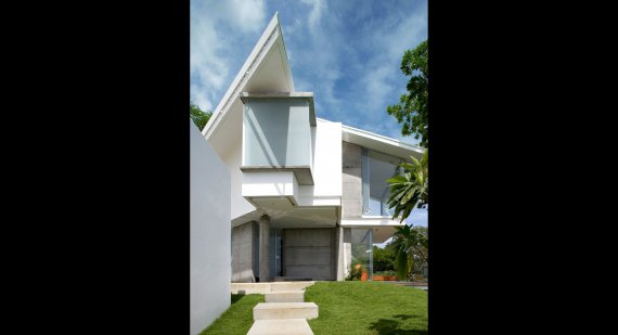 Дом от Canas Arquitectos оформлен в стиле минимализма.