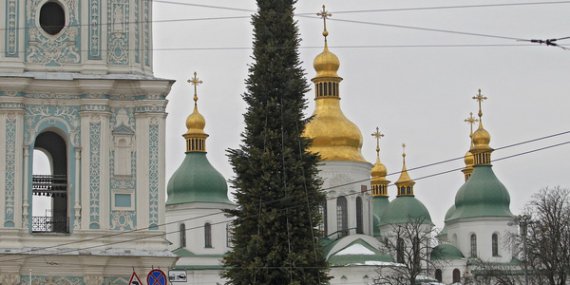 Главную елку страны и новогоднее городок уже начали устанавливать на Софийской площади
