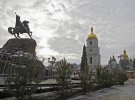Головну ялинку країни та новорічне містечко вже почали встановлювати на Софійській площі