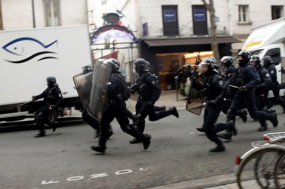 В Париже произошло столкновение между митингующими и правоохранителями. Фото: EPA / UPG