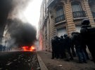 У Парижі сталося зіткнення між мітингарями та правоохоронцями. Фото: EPA/UPG