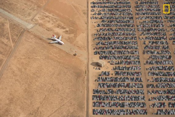 Изображенные на снимке авто припаркованные возле аэропорта Викторвилл в пустыне Мохаве в Калифорнии