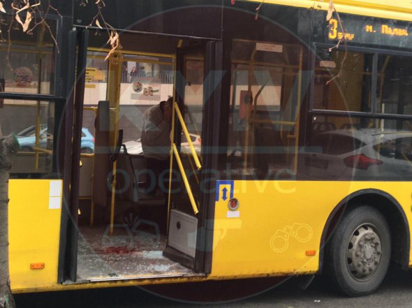 В Киеве неизвестный автомобиль подрезал троллейбус. Один из пассажиров общественного транспорта получил тяжелую травму