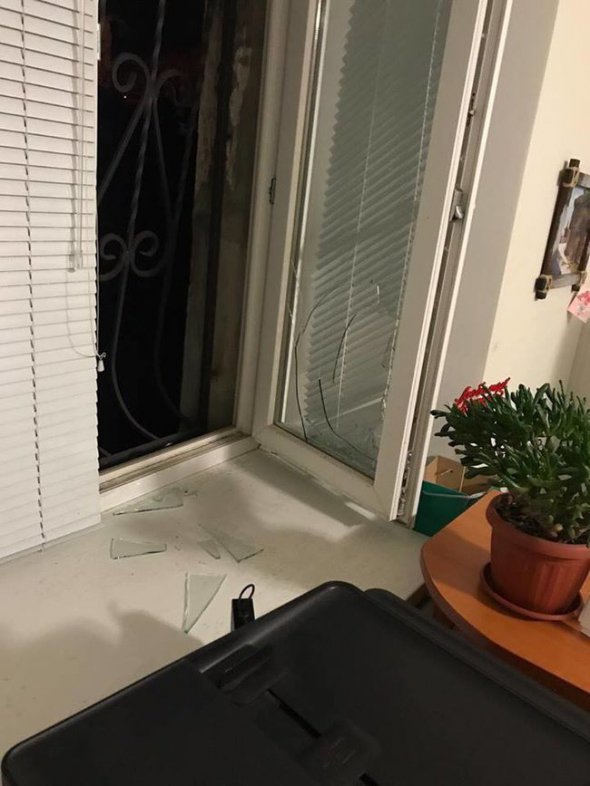 В офісі адвокатів розбили скляне вікно