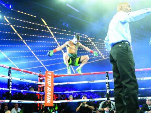 Український боксер Василь Ломаченко ­розминається перед боєм з ­пуерториканцем Хосе Педрасою. Поєдинок закінчився ­перемогою нашого спортсмена за очками