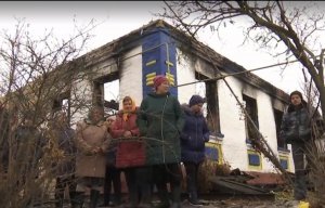 Жителі села Охіньки Прилуцького району Чернігівської області стоять біля згорілого будинку родини Проценків. Зайнялося у ванній кімнаті близько п’ятої ранку. Причину встановлюють експерти