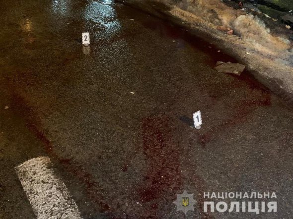 У Києві    біля   авто  в калюжі крові знайшли   39-річного чоловіка.  Мав вогнепальне поранення грудної клітини, від якого помер у лікарні