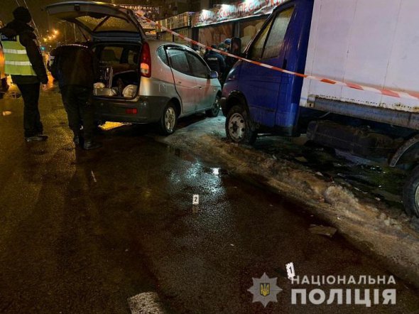 В Киеве возле авто в луже крови нашли 39-летнего мужчины. Имел огнестрельное ранение грудной клетки, от которого скончался в больнице