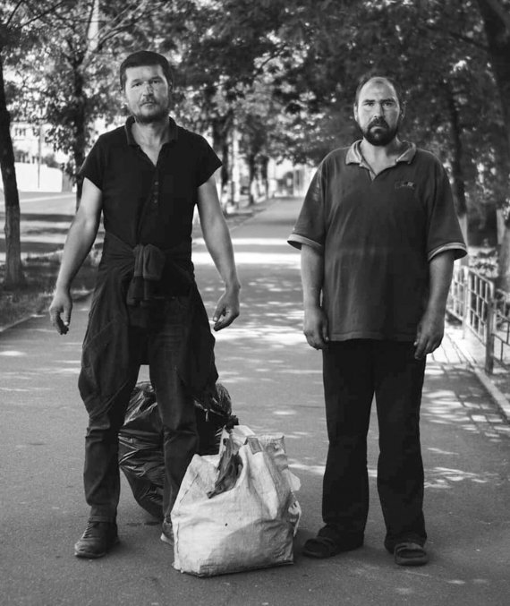 ­Сергій (право­руч) і Юрій збирають по смітниках вторинну сировину. Її здають. Житла не мають