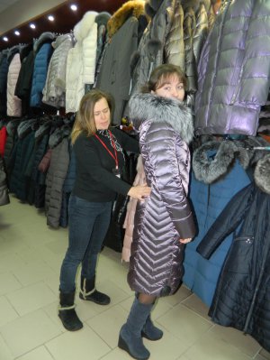 Продавець вінницького магазину ”Модна Я” Людмила Ямпільська (ліворуч) допомагає клієнтці підібрати пуховик. Зимовий одяг коштує від двох до семи тисяч гривень
