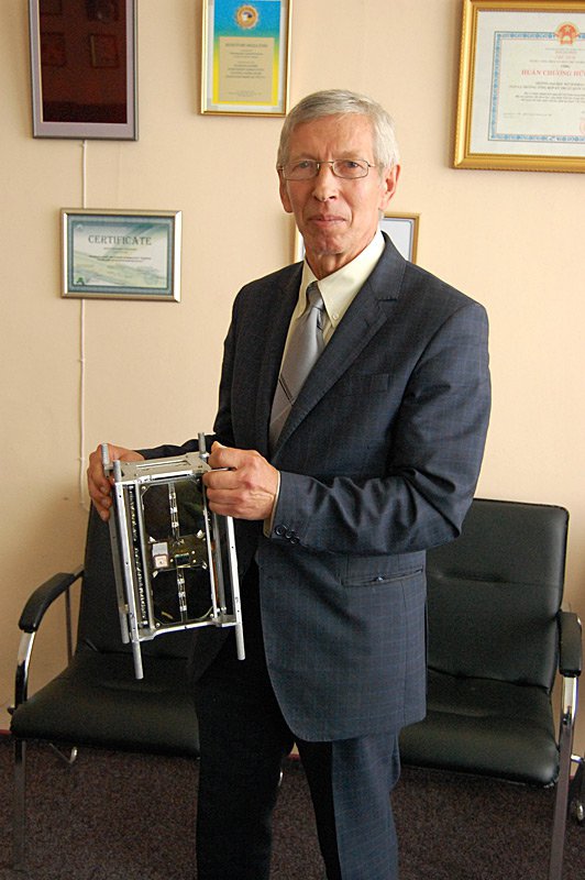 Борис Михайлович Рассамакін керує науковою групою, яка створила два наносупутники стандарту CubeSat, що сьогодні працюють на навколоземній орбіті